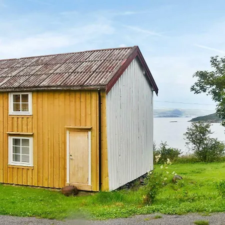 Holiday home Three-bedroom Holiday In Fevag
